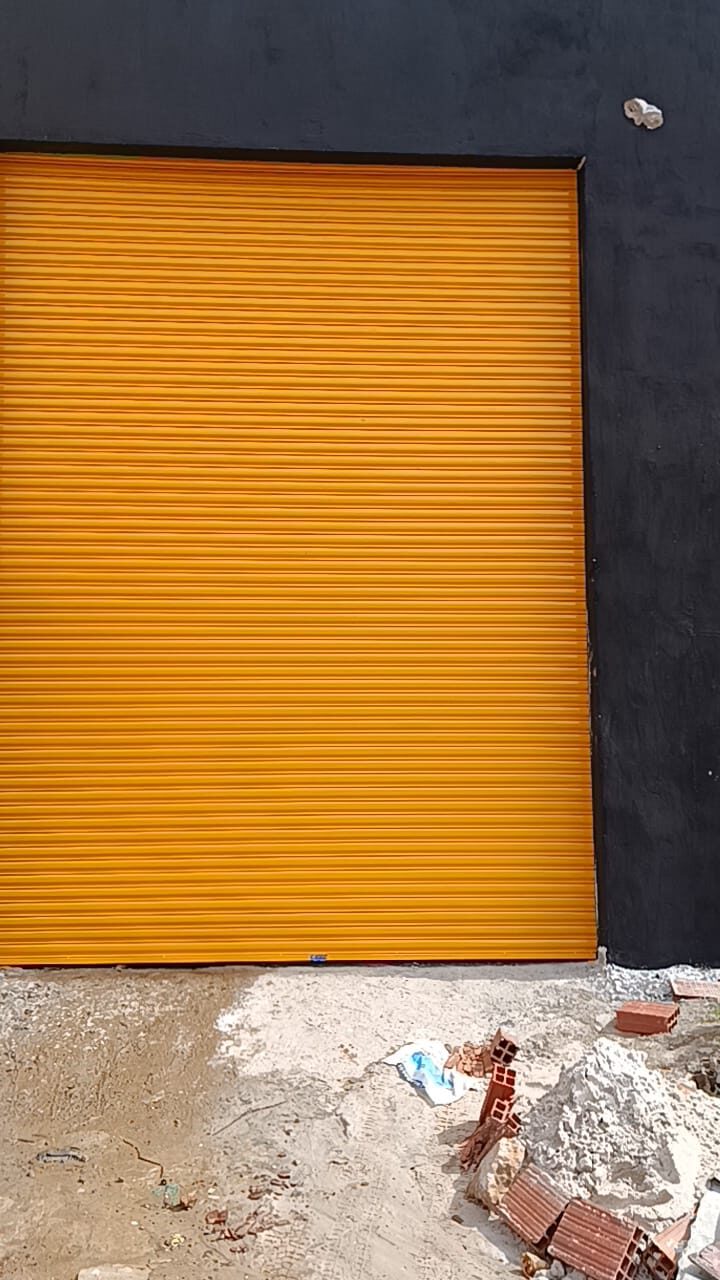 Loja com porta dourada em Salvador